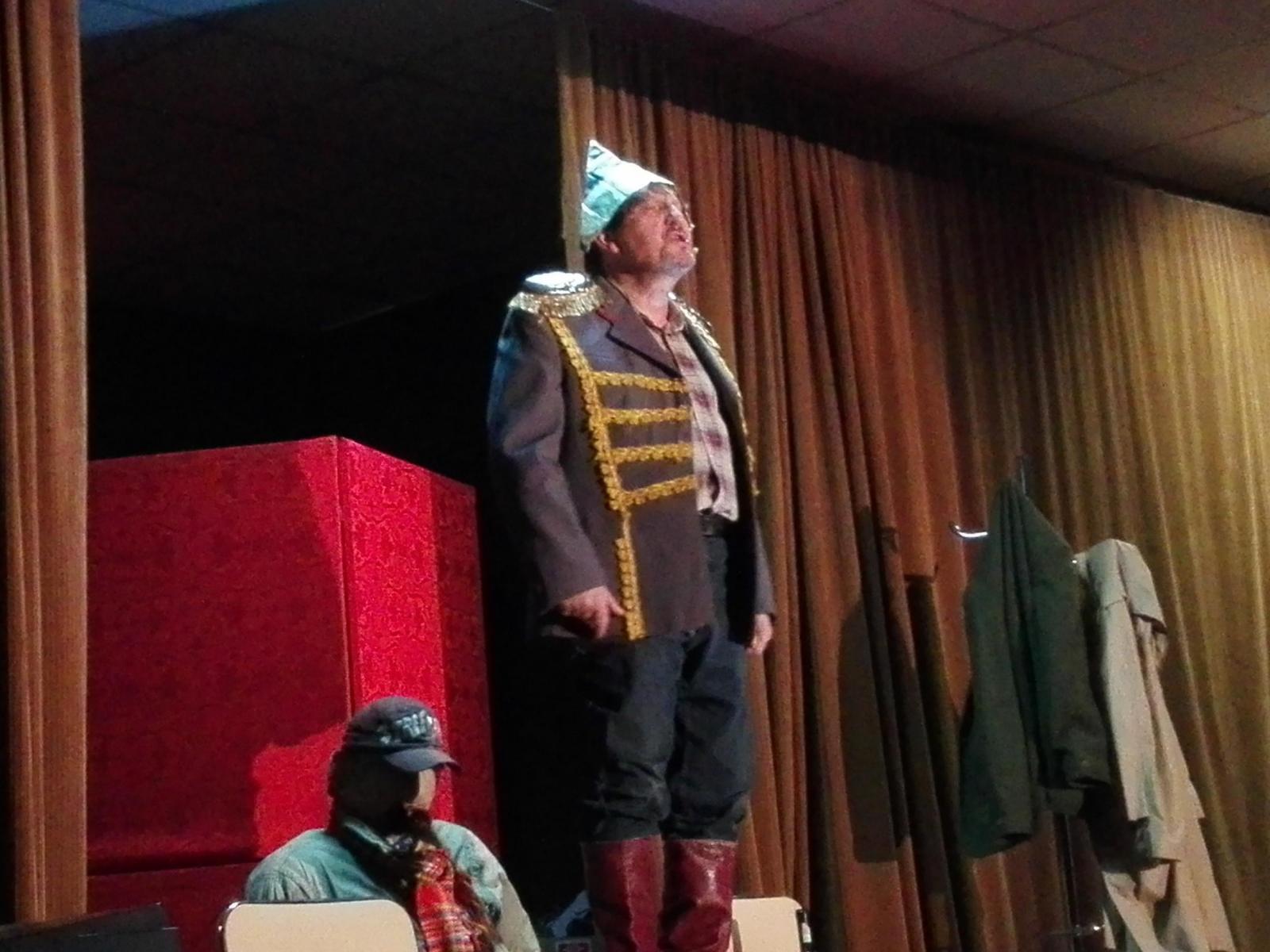 Ilustracja do informacji: Owacje na stojąco dla aktorów teatru muzycznego z Gdyni