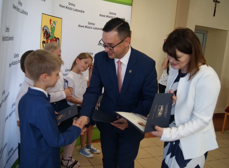 Ilustracja do informacji: Nagrody i uznanie Wójta dla wybitnych uczniów
