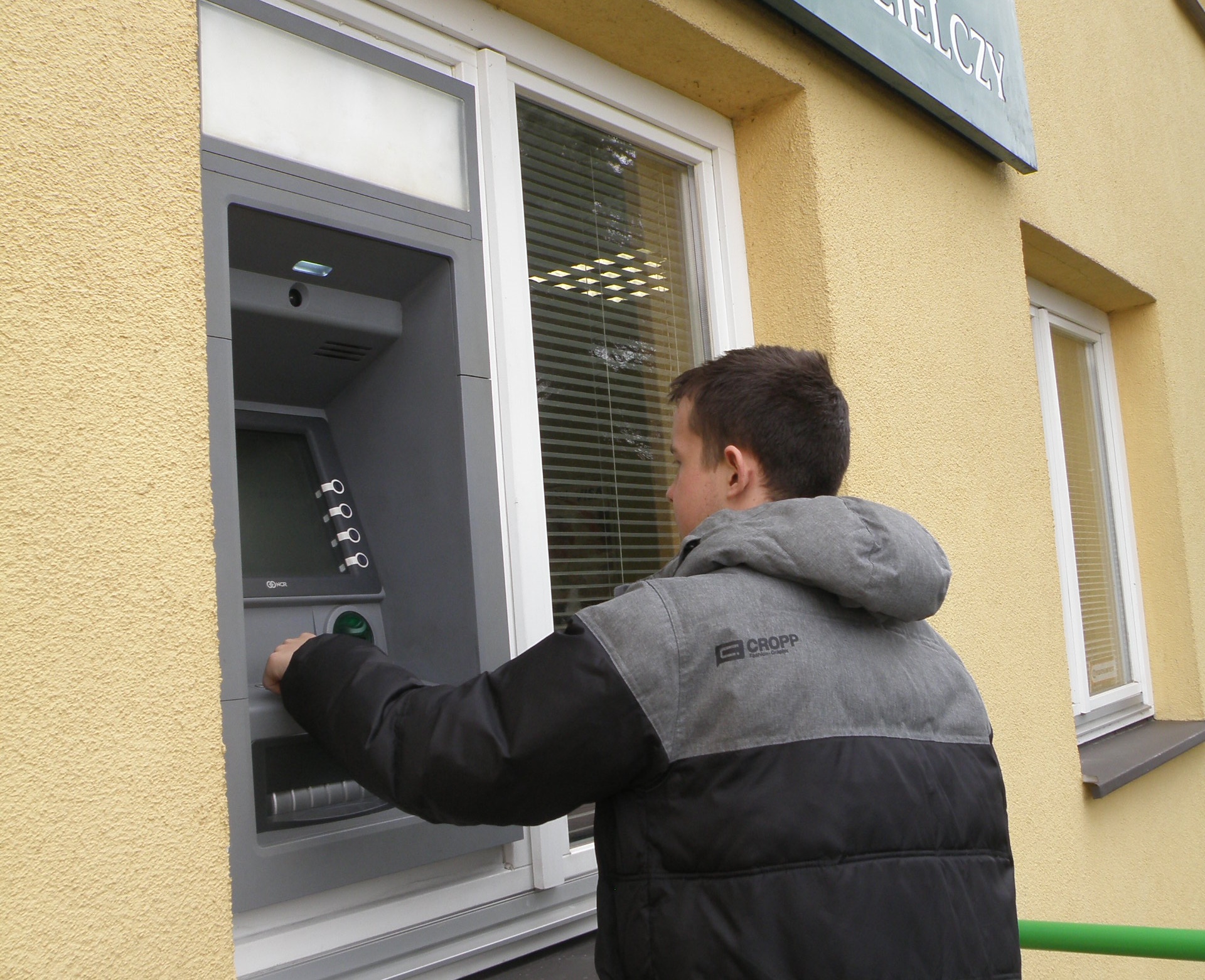 Ilustracja do informacji: Już jest - bankomat w oknie Urzędu Gminy